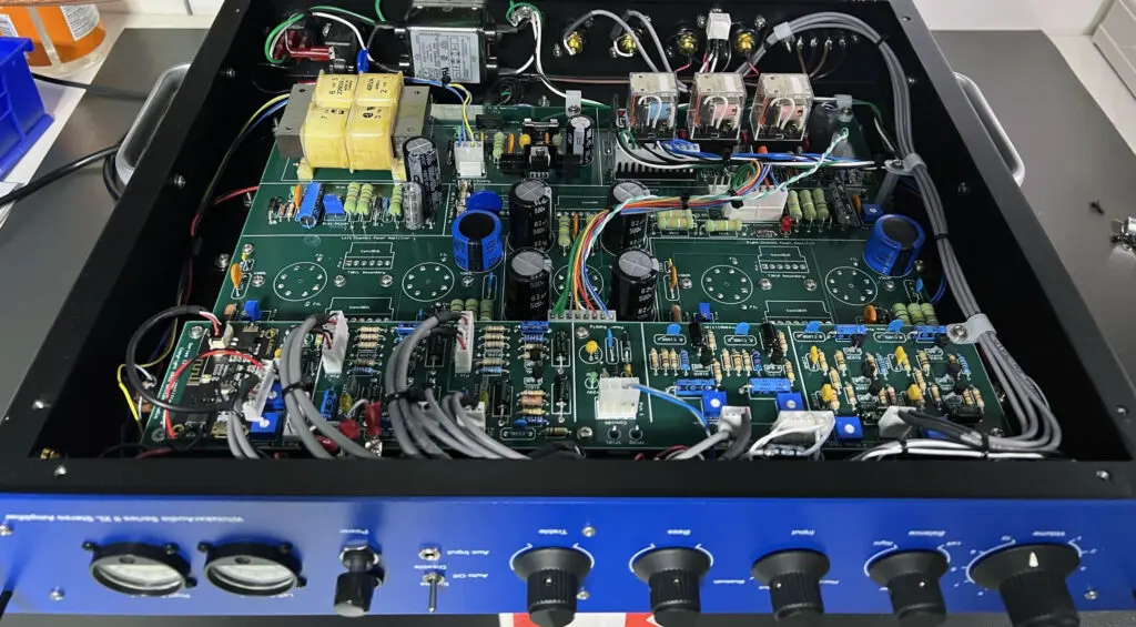 A close up of the inside of an amplifier